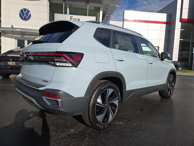 Used 2025 Volkswagen Taos SE AWD/4WD image 7