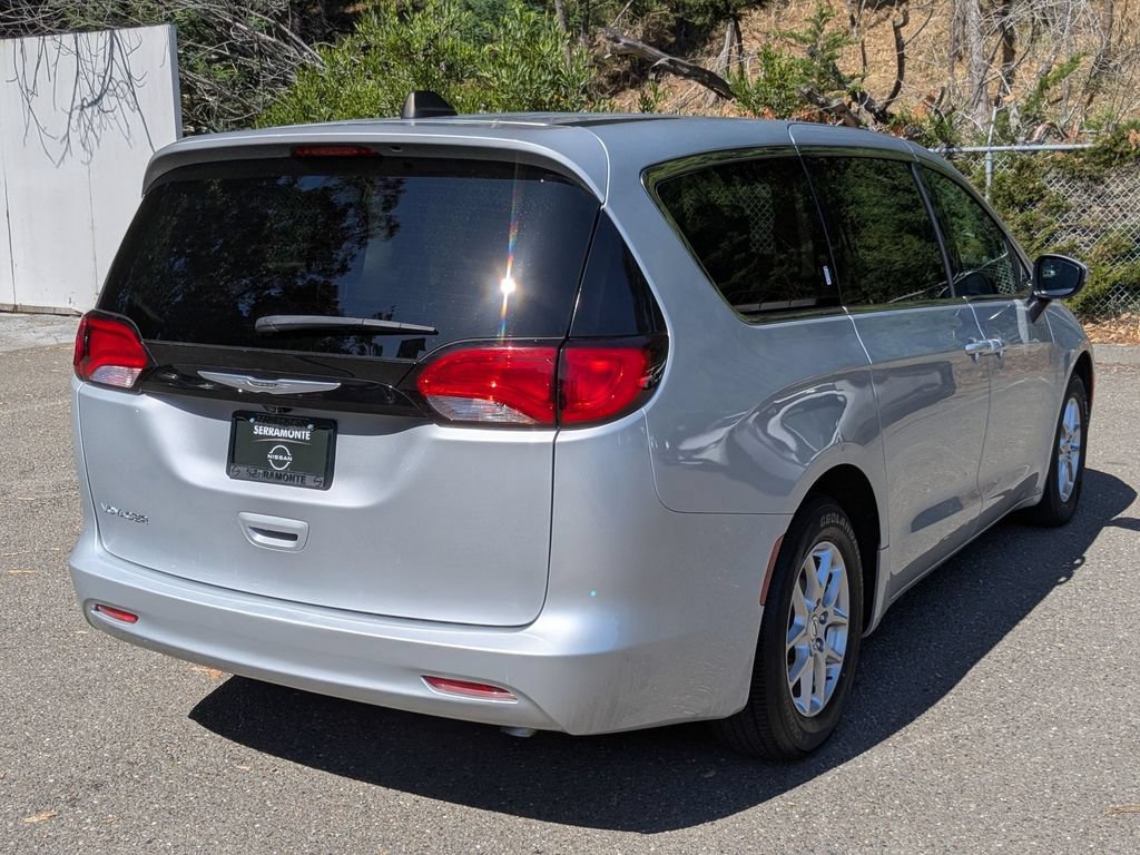 Used 2023 Chrysler Voyager LX FWD image 5