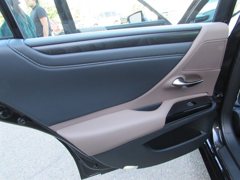 Used 2025 Lexus ES 300h w/ Premium Package FWD image 22