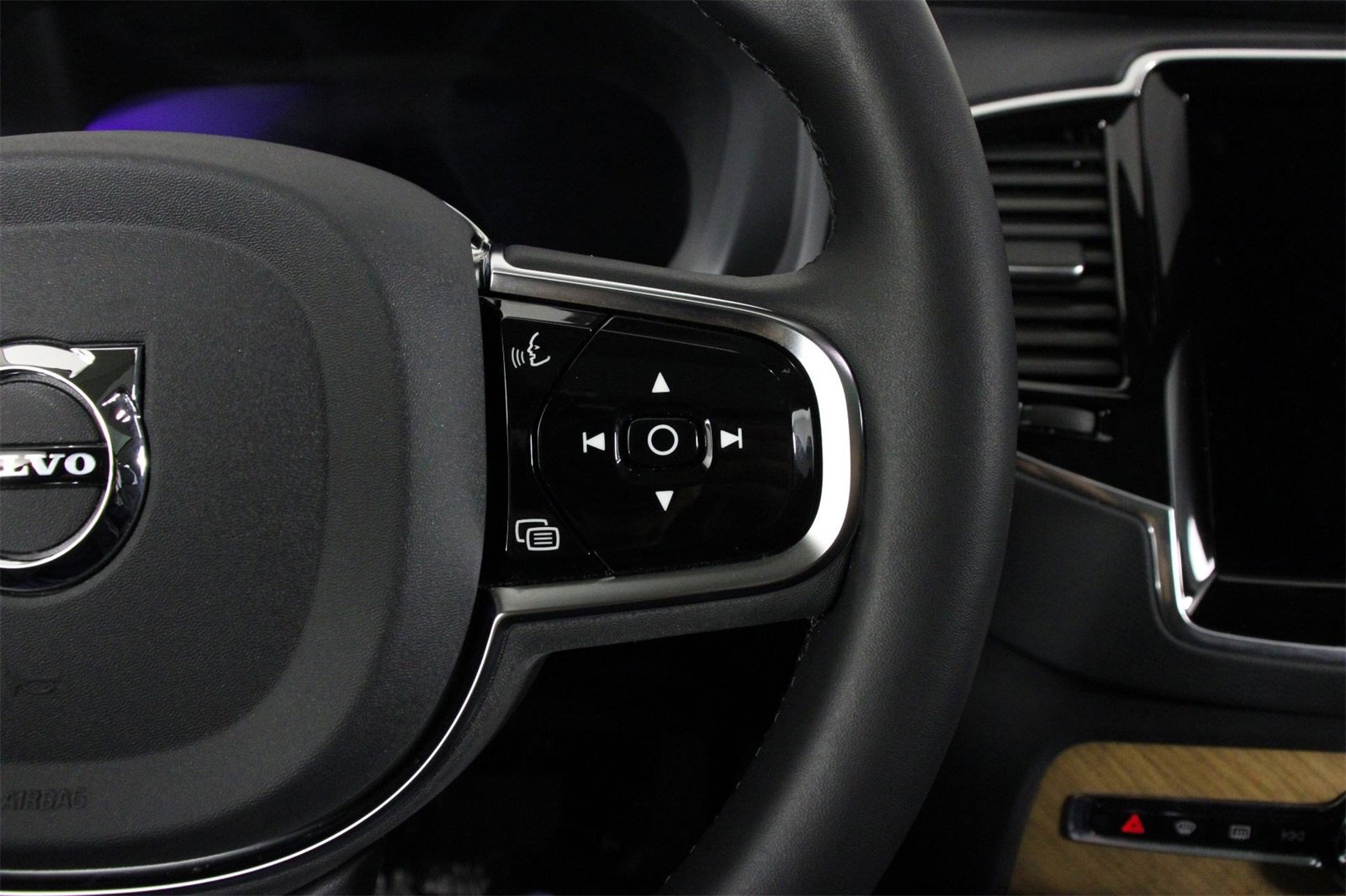 Certified 2024 Volvo XC90 T8 Plus w/ Protection Package Premier image 11