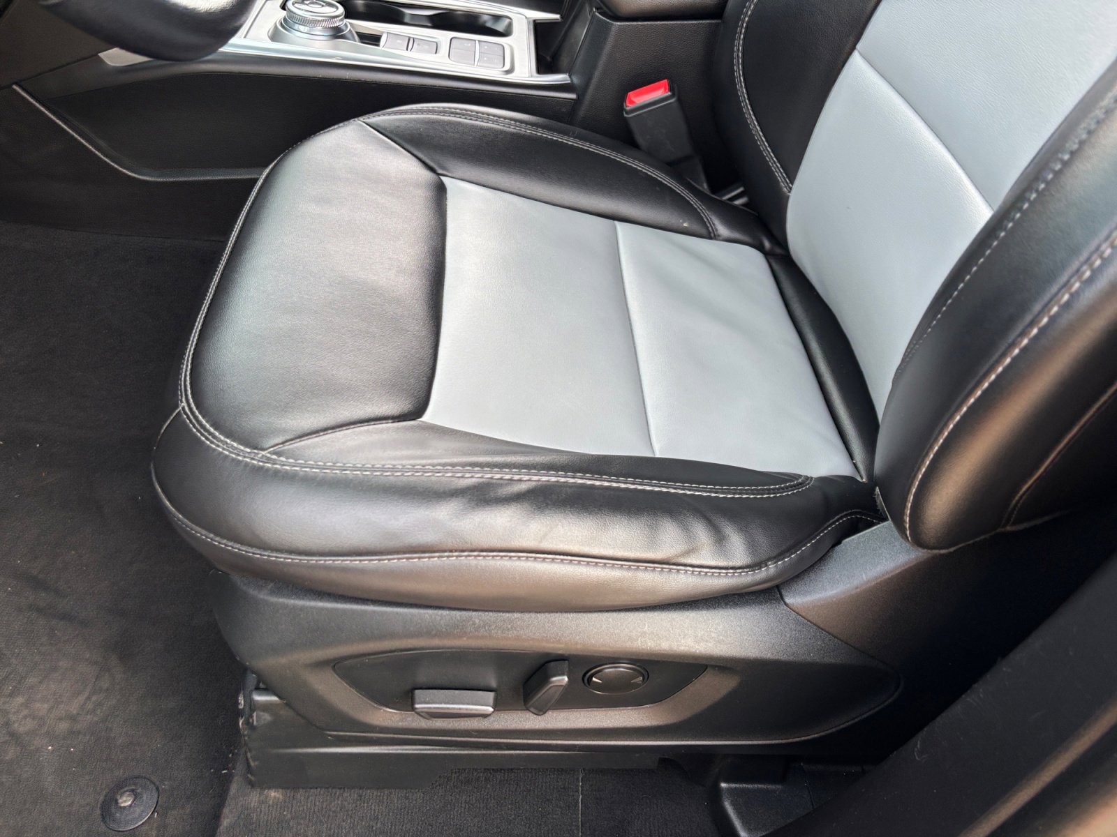 Used 2022 Ford Explorer XLT w/ Equipment Group 202A image 13