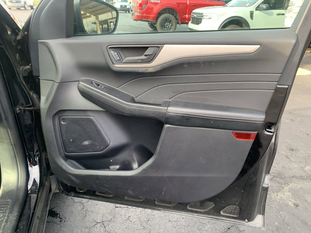 Used 2022 Ford Escape SE w/ Cold Weather Package image 17