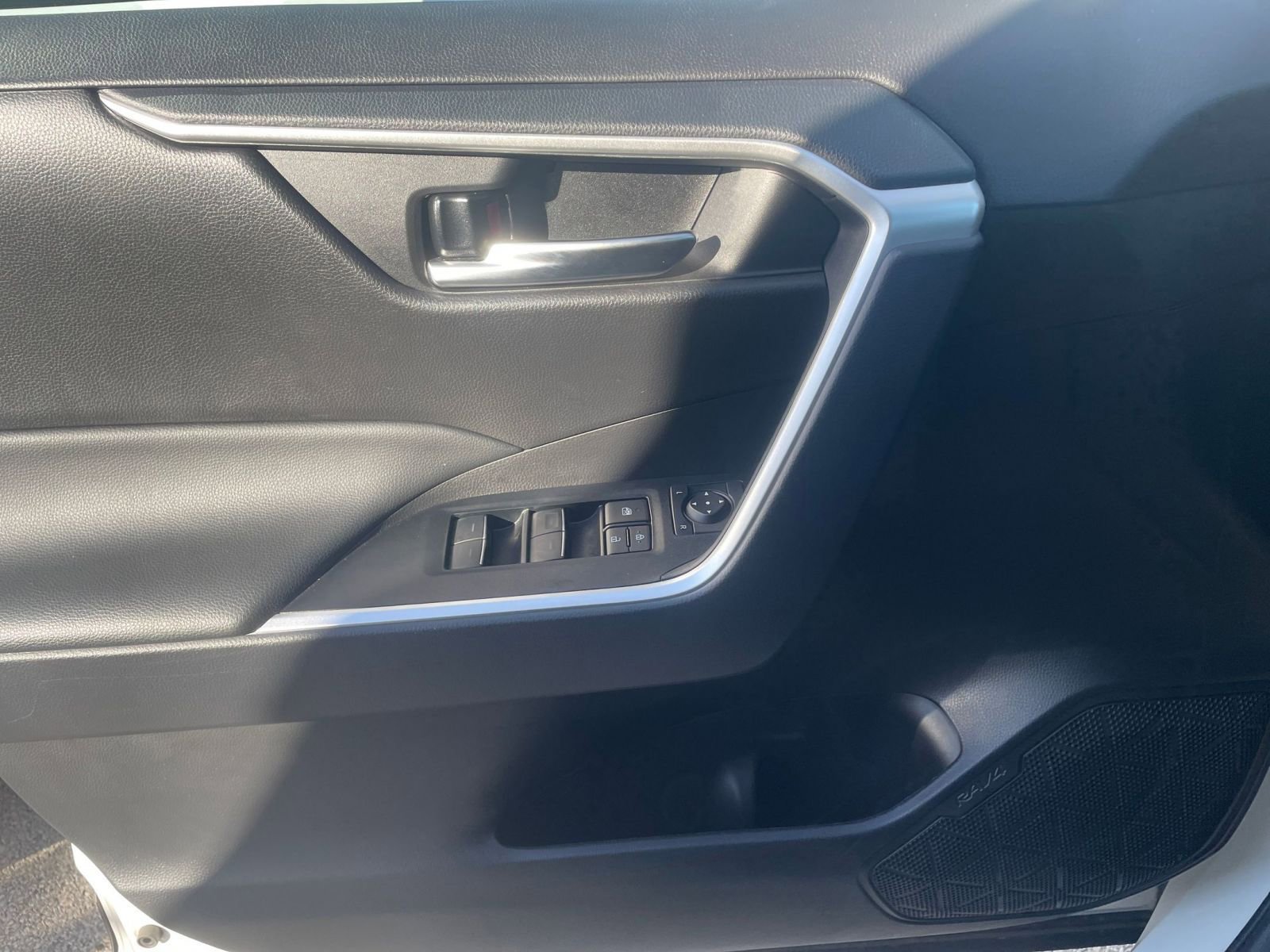 Used 2025 Toyota RAV4 XLE image 20