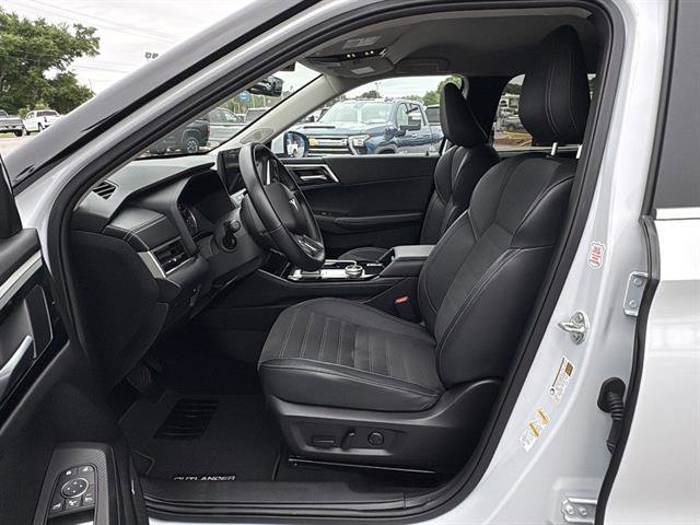 Used 2025 Mitsubishi Outlander SE FWD image 13