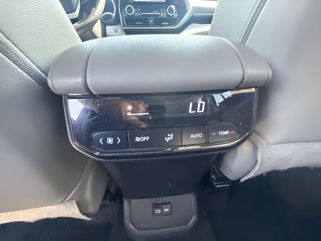 Used 2025 Toyota Highlander XLE AWD/4WD image 12