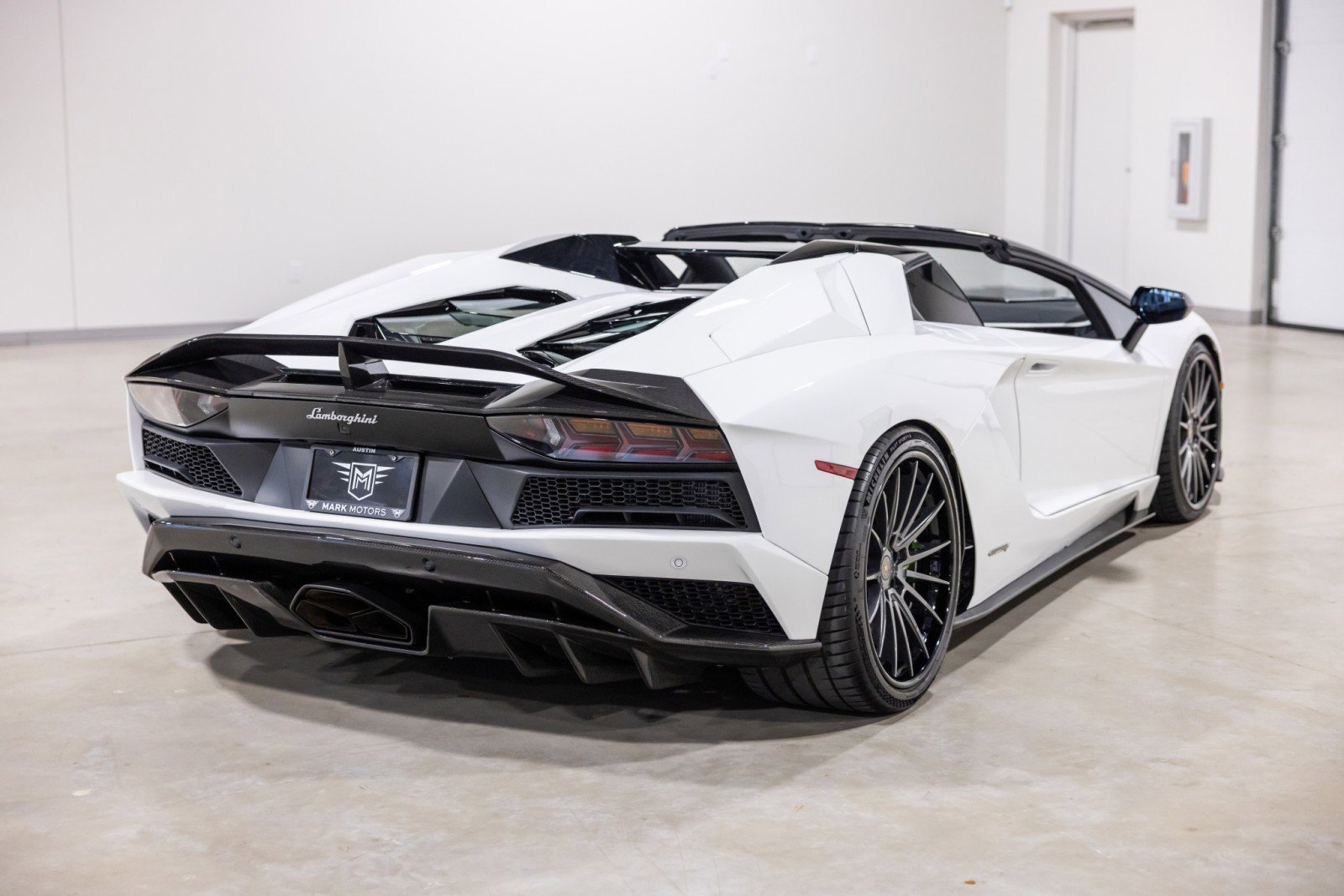 Used 2019 Lamborghini Aventador S image 9