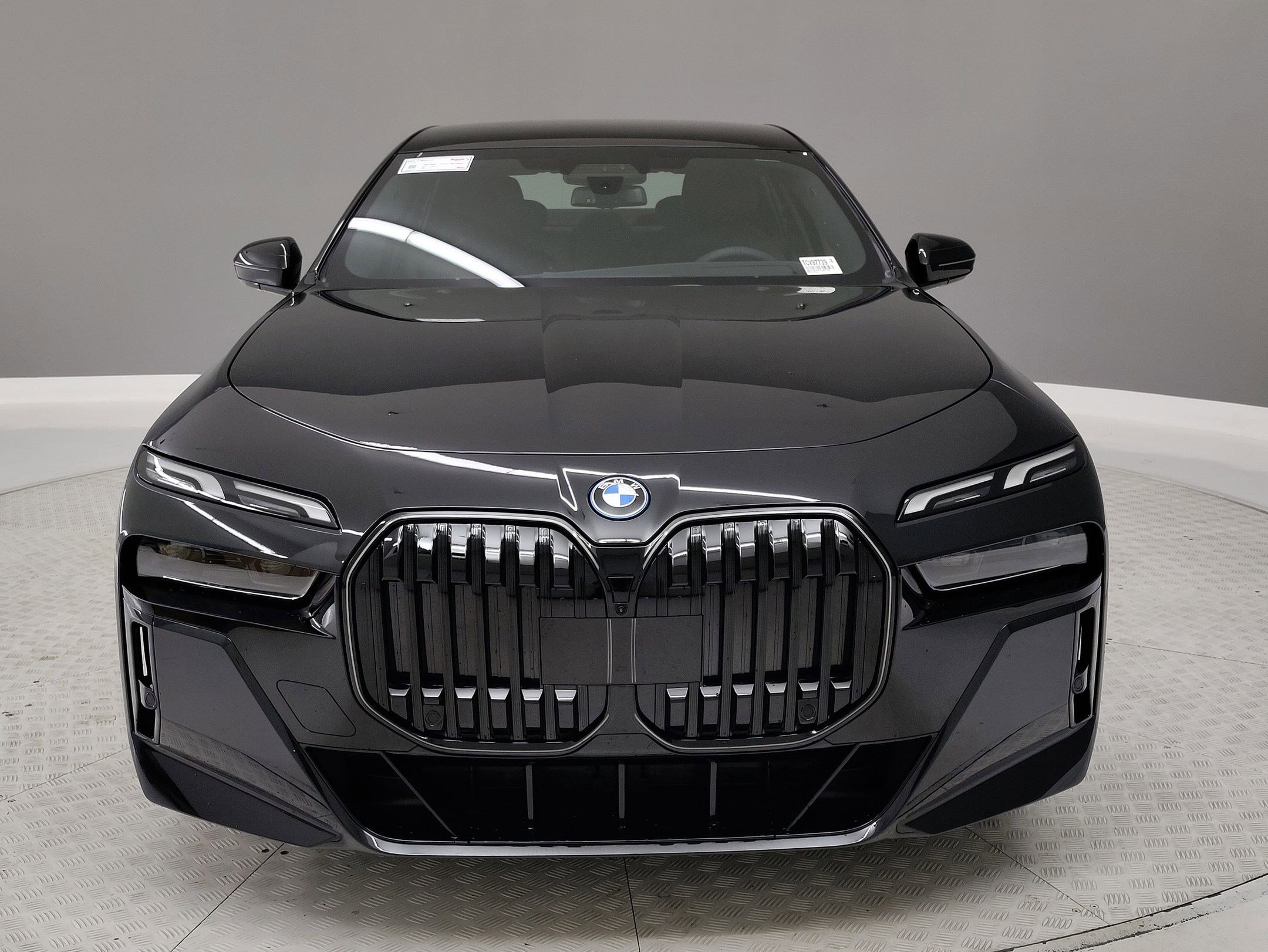 New 2026 BMW 750e xDrive image 2