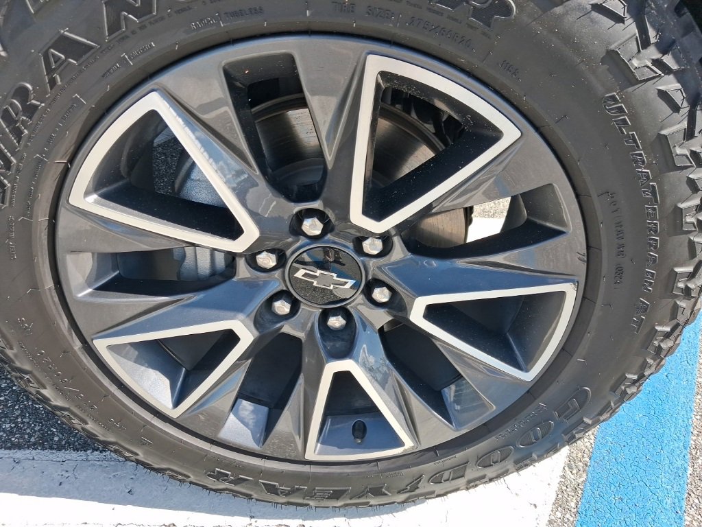 Used 2023 Chevrolet Suburban Z71 w/ Luxury Package image 17