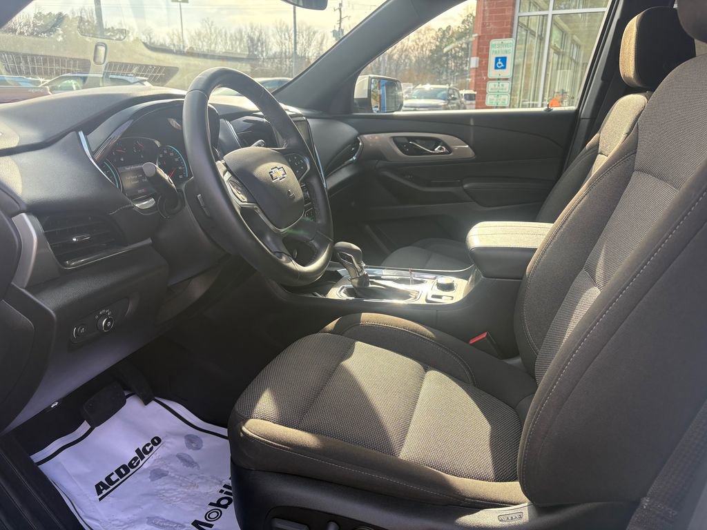 Used 2023 Chevrolet Traverse LT image 11
