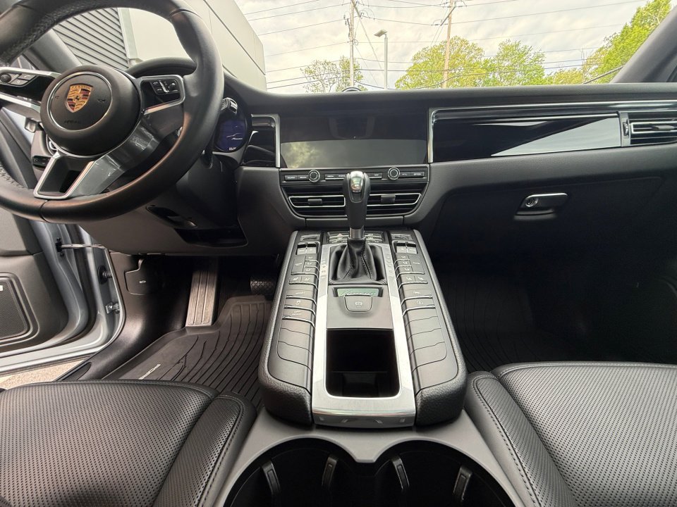 Certified 2020 Porsche Macan AWD/4WD image 16