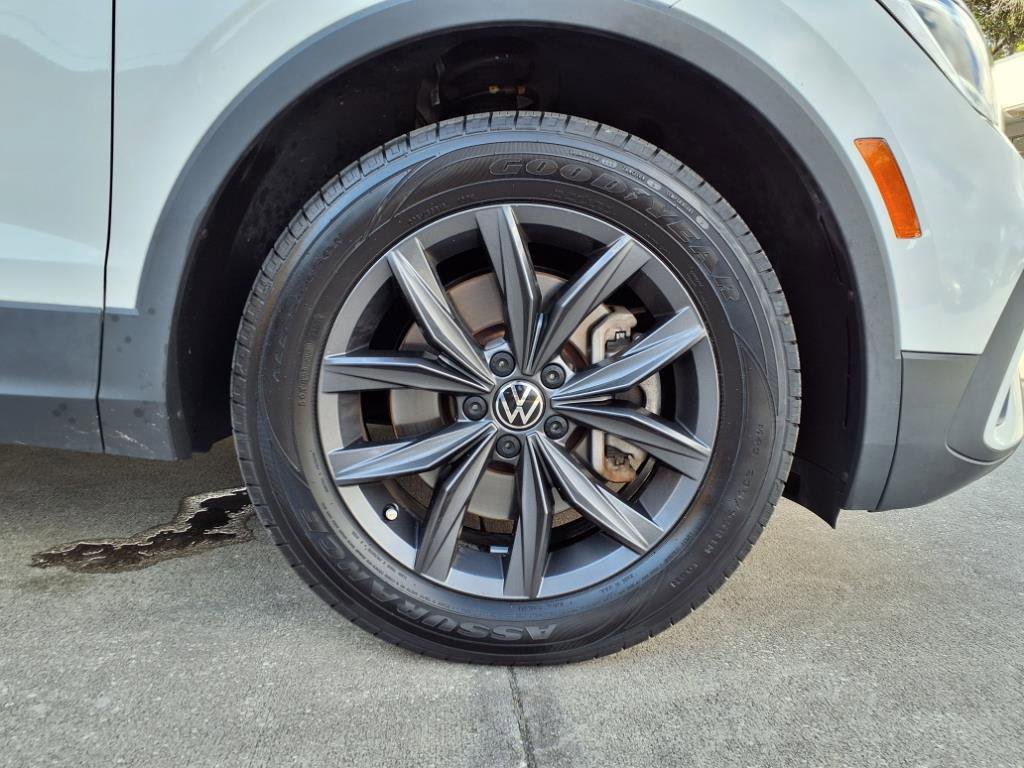 Used 2022 Volkswagen Tiguan SE w/ Panoramic Sunroof Package image 37