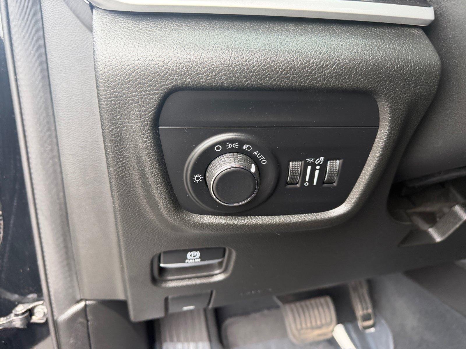 Used 2023 Jeep Grand Cherokee Laredo AWD/4WD image 12