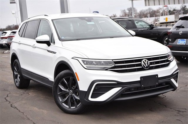 Certified 2022 Volkswagen Tiguan SE image 2