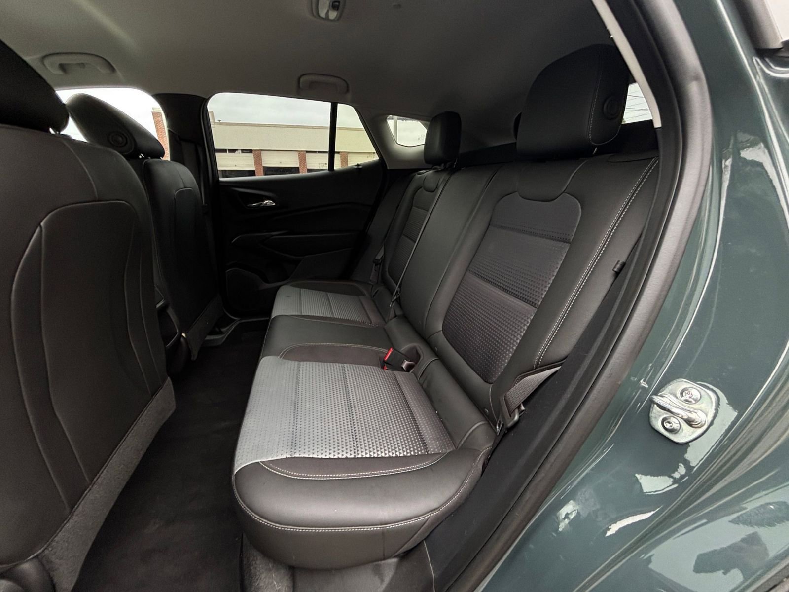 Used 2025 Chevrolet Trax LT w/ LT Convenience Package FWD image 29