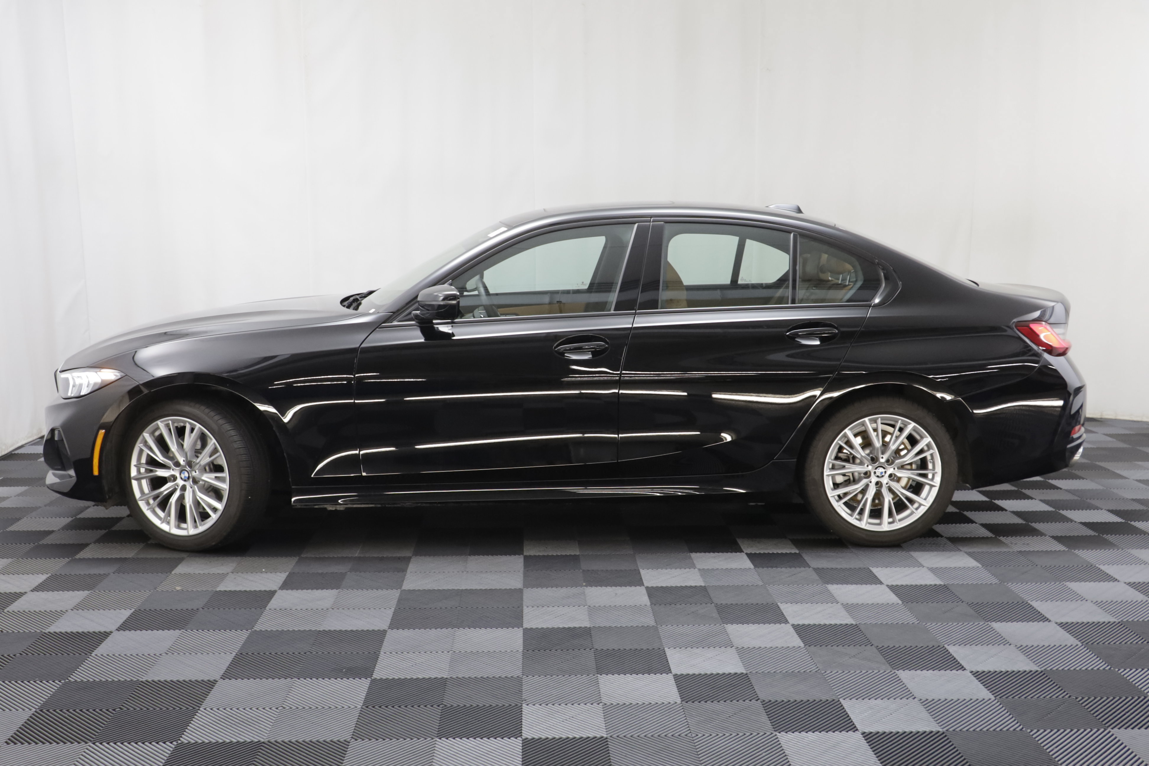 Used 2023 BMW 330i xDrive Sedan w/ Premium Package AWD/4WD image 4