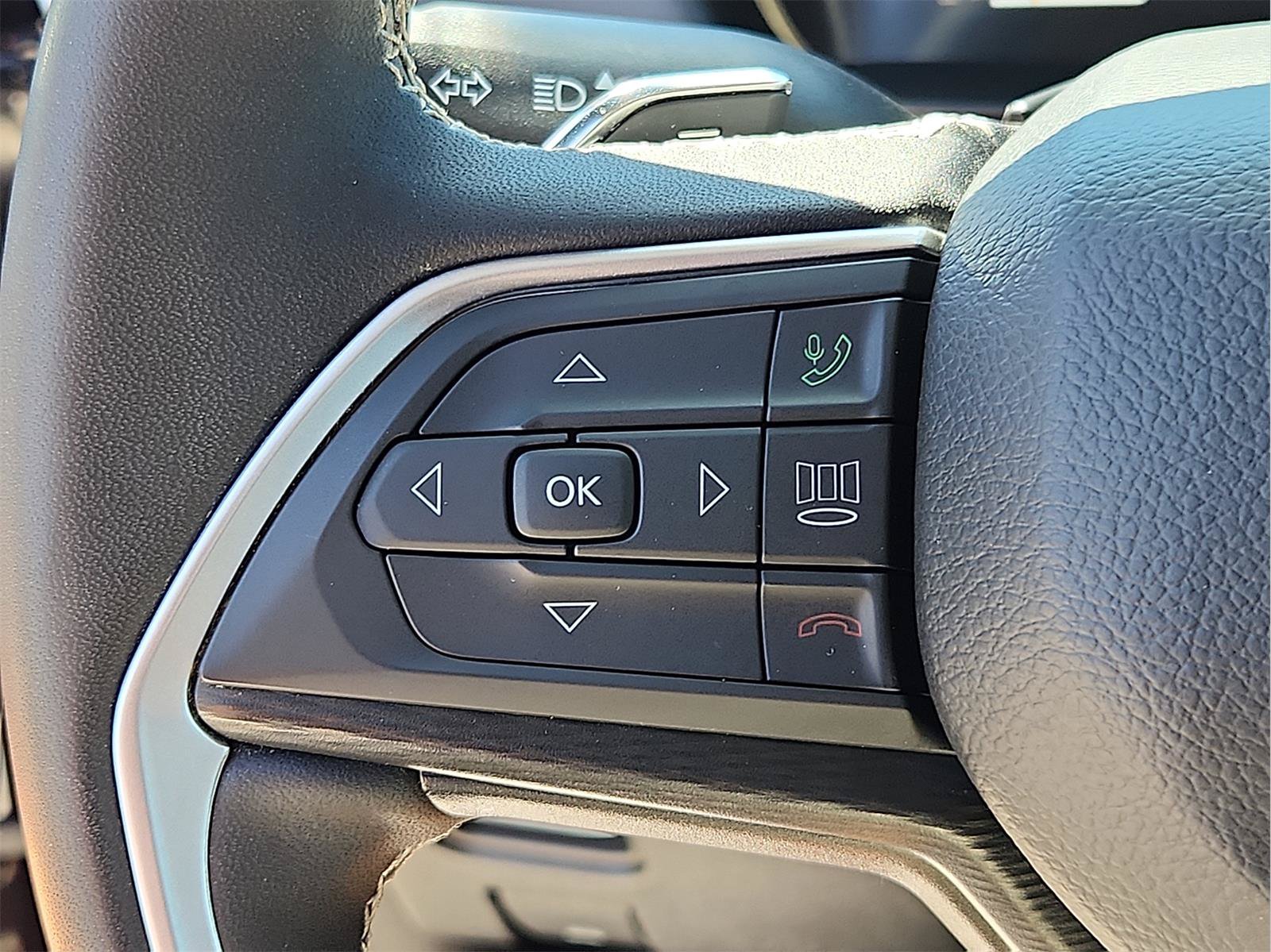 Used 2023 Jeep Grand Cherokee Laredo AWD/4WD image 20