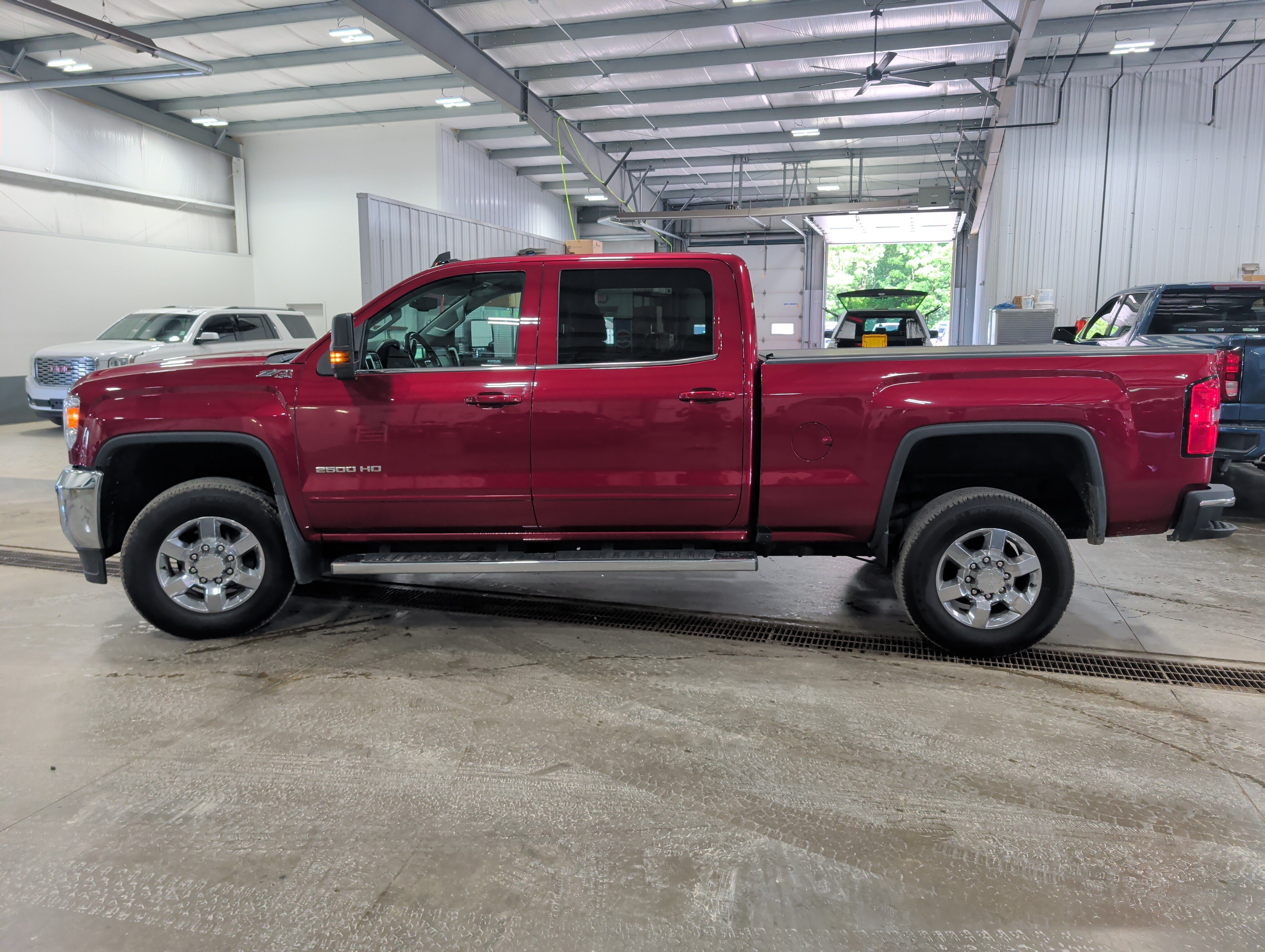 Used 2019 GMC Sierra 2500 SLE w/ SLE Preferred Package AWD/4WD image 5