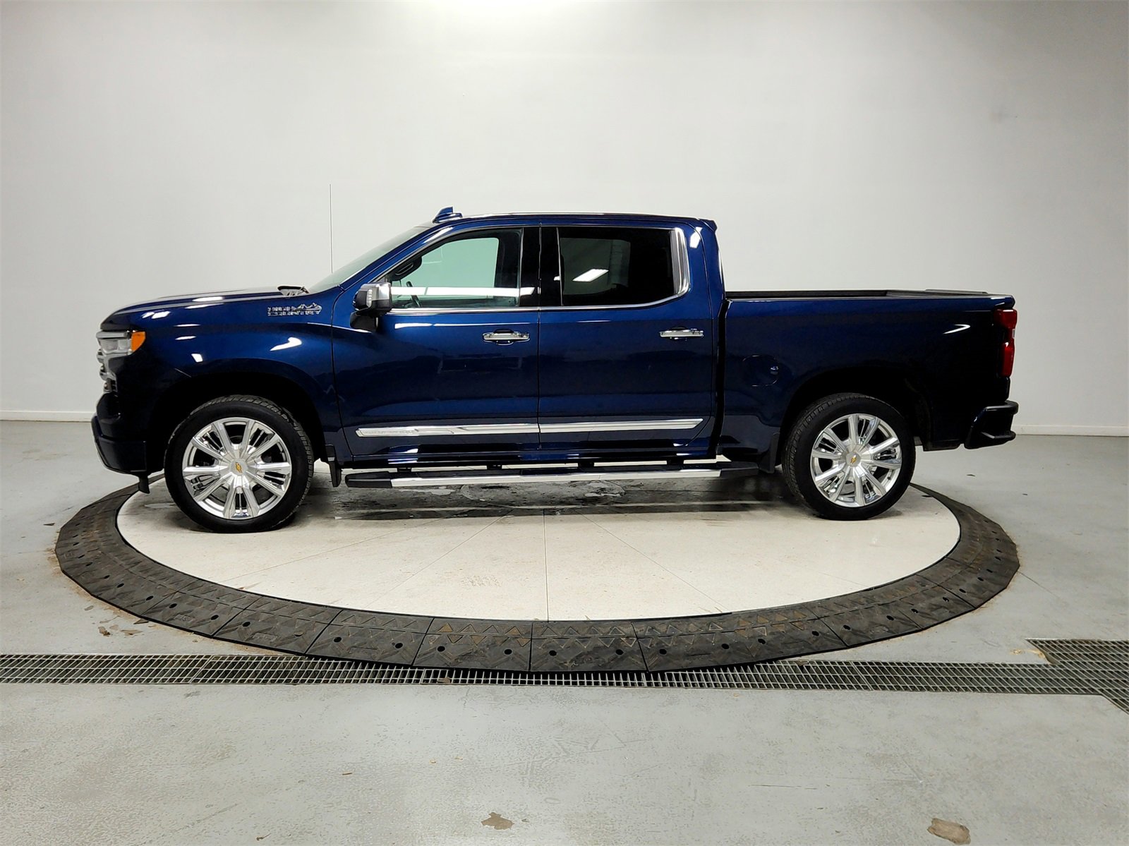 Used 2023 Chevrolet Silverado 1500 High Country w/ Technology Package image 4