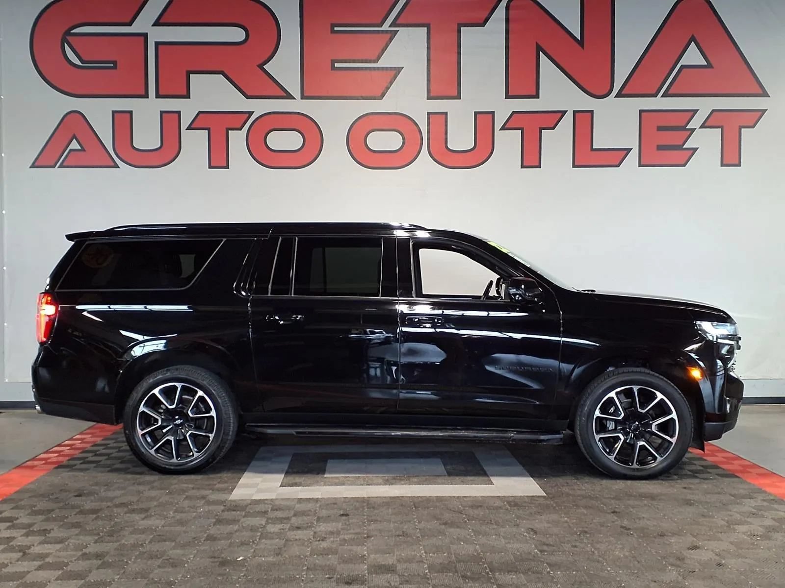 Used 2022 Chevrolet Suburban RST w/ Sport Performance Package AWD/4WD image 1