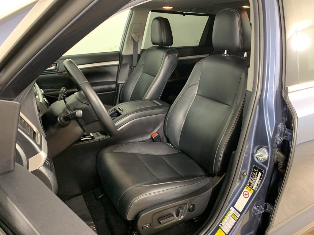 Used 2019 Toyota Highlander XLE AWD/4WD image 29