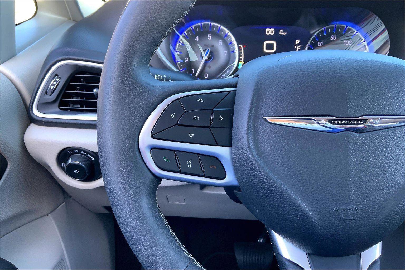 Used 2023 Chrysler Pacifica Touring-L image 16