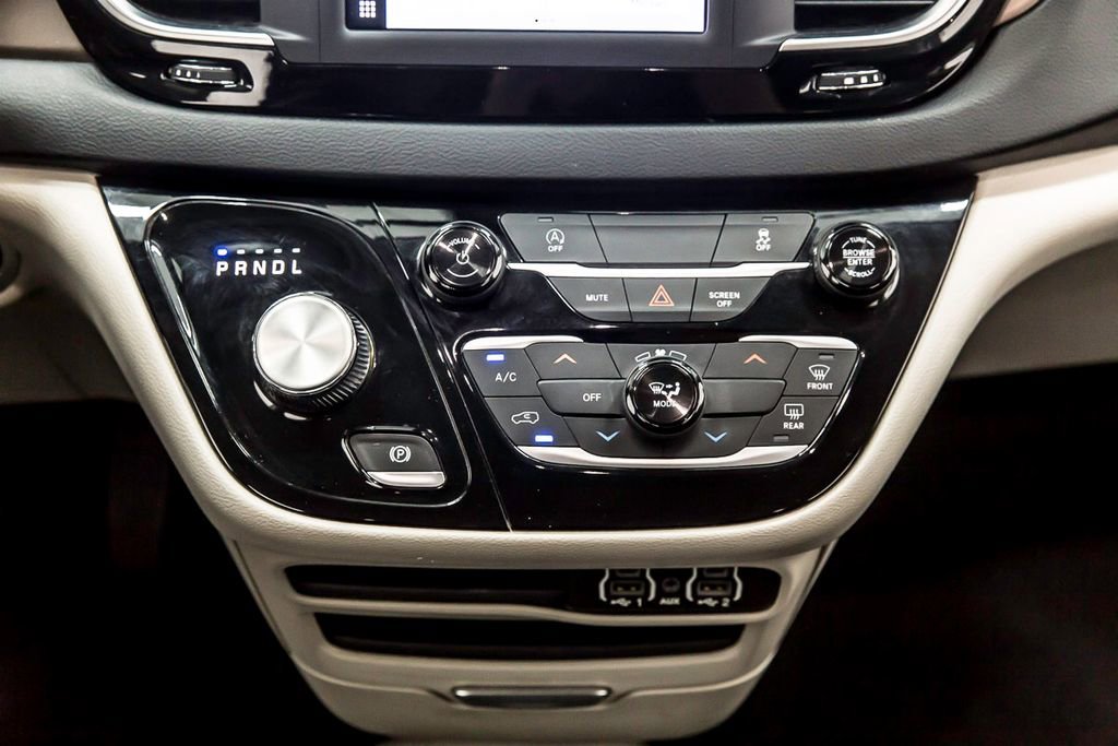 Used 2022 Chrysler Voyager LX image 19