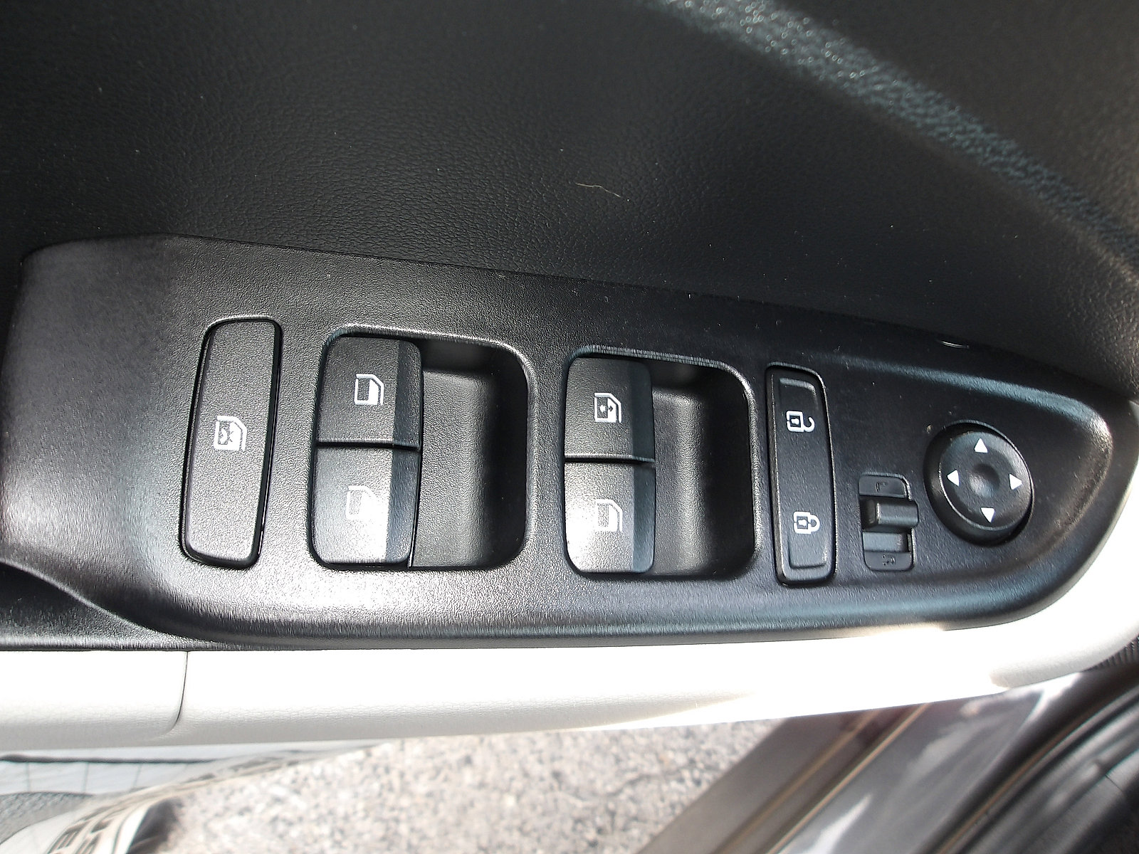 Certified 2024 Hyundai Venue SEL FWD image 14