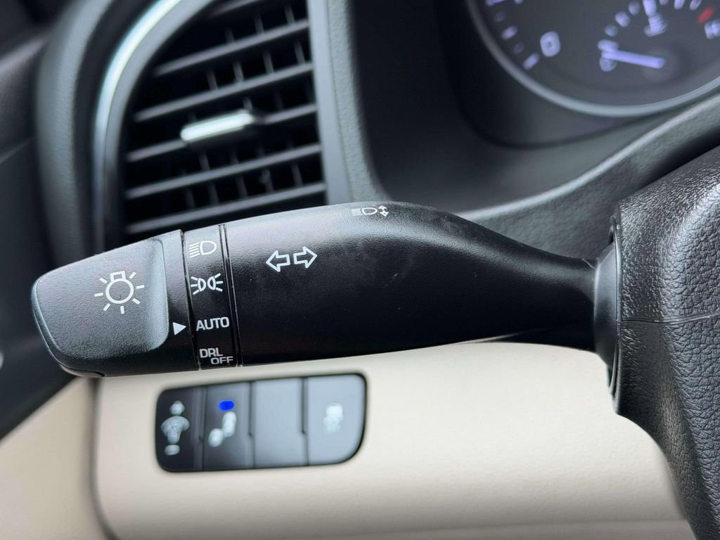 Used 2017 Hyundai Elantra Limited FWD image 21
