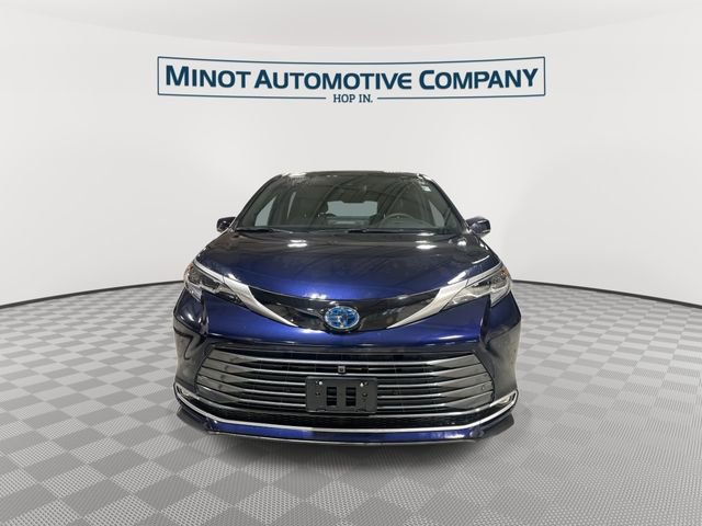 Used 2025 Toyota Sienna Platinum AWD/4WD image 3