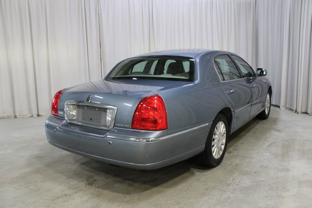 Used 2003 Lincoln Town Car Signature image 21