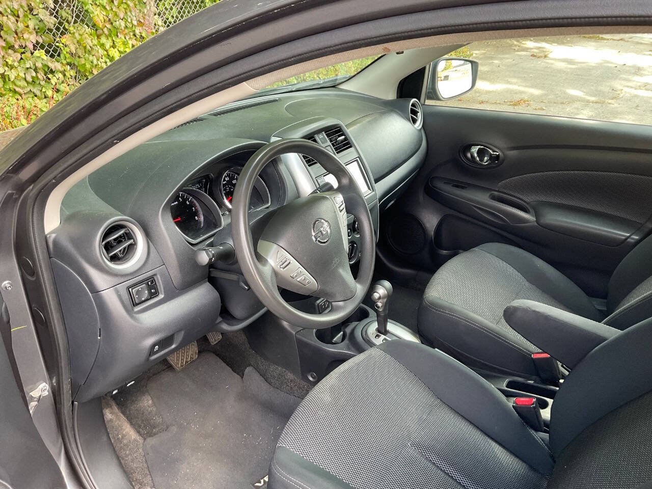 Used 2016 Nissan Versa SV FWD image 9