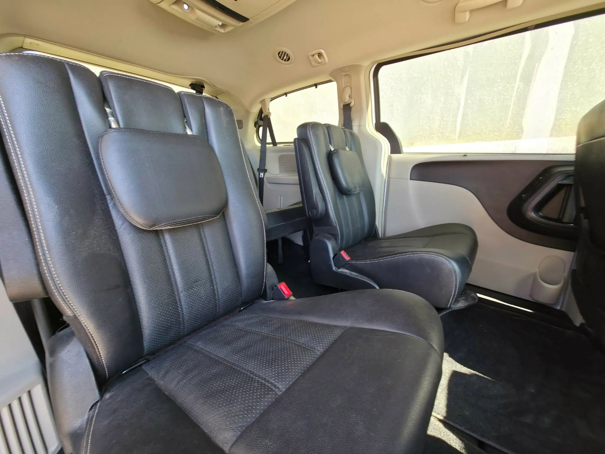 Used 2014 Chrysler Town & Country Touring-L w/ Driver Convenience Group FWD image 16