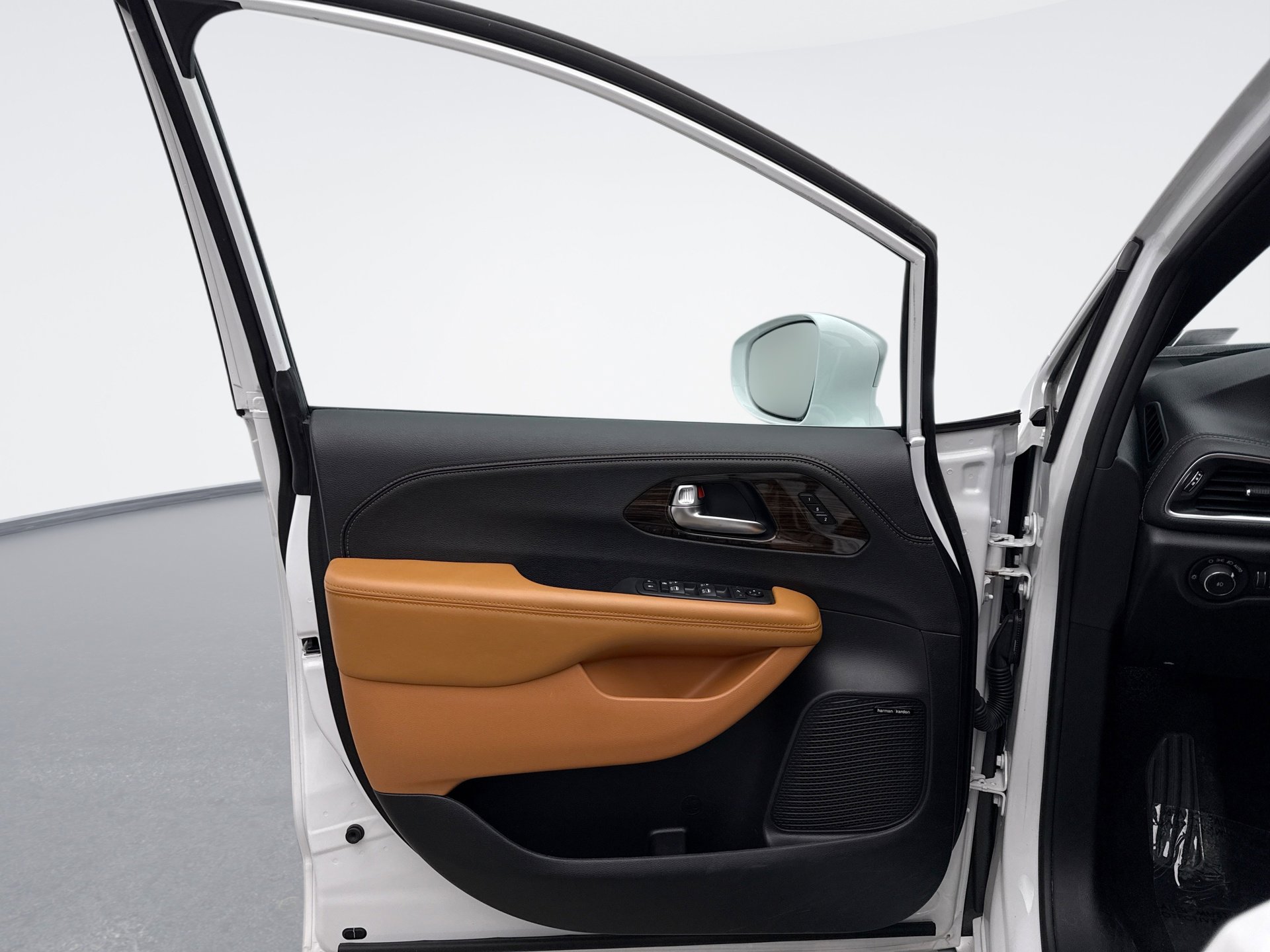 Used 2021 Chrysler Pacifica Pinnacle image 9