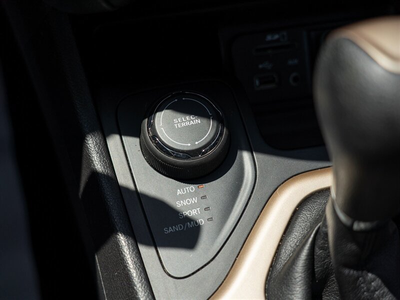 Used 2017 Jeep Cherokee 75th Anniversary AWD/4WD image 37