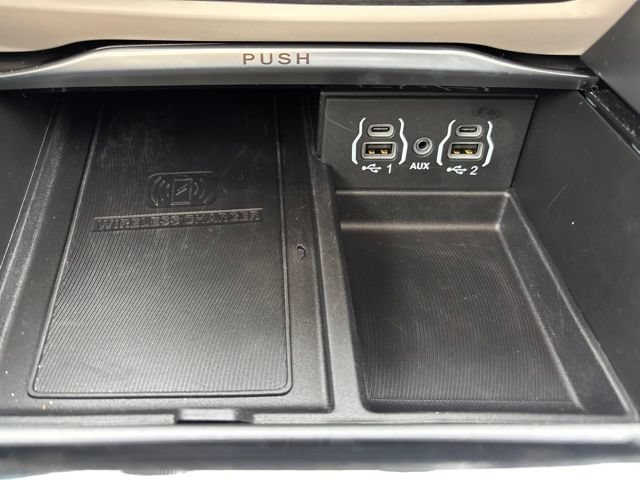 Used 2023 Chrysler Pacifica Limited w/ Uconnect Theater Family Group FWD image 24