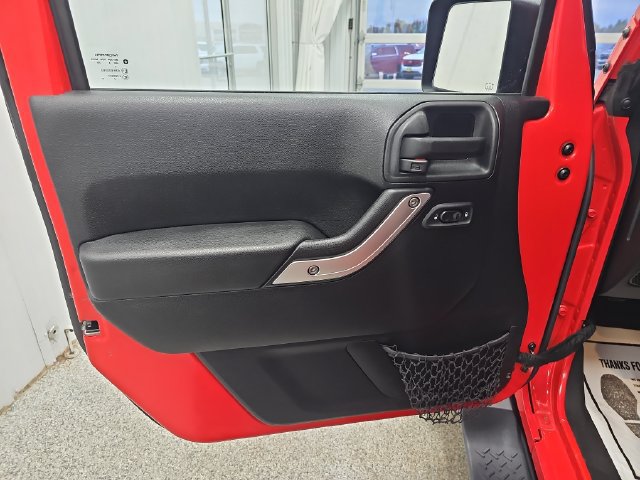 Used 2015 Jeep Wrangler Unlimited Sahara w/ Connectivity Group AWD/4WD image 10