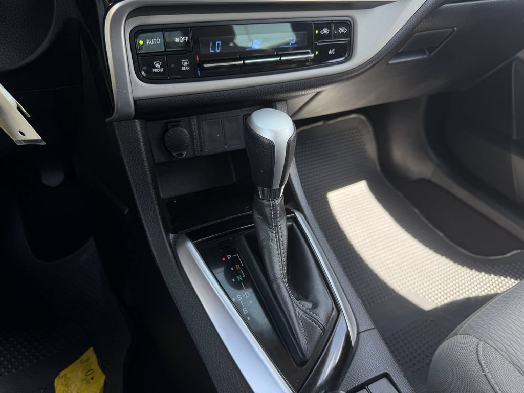 Used 2018 Toyota Corolla LE FWD image 19