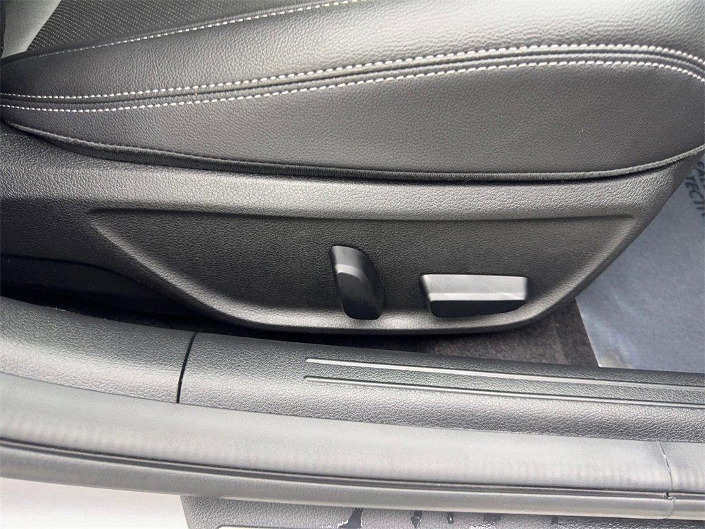 Used 2025 Genesis G70 2.5T image 47