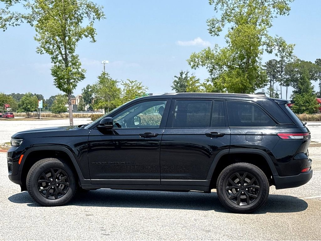 Used 2024 Jeep Grand Cherokee Altitude AWD/4WD image 22