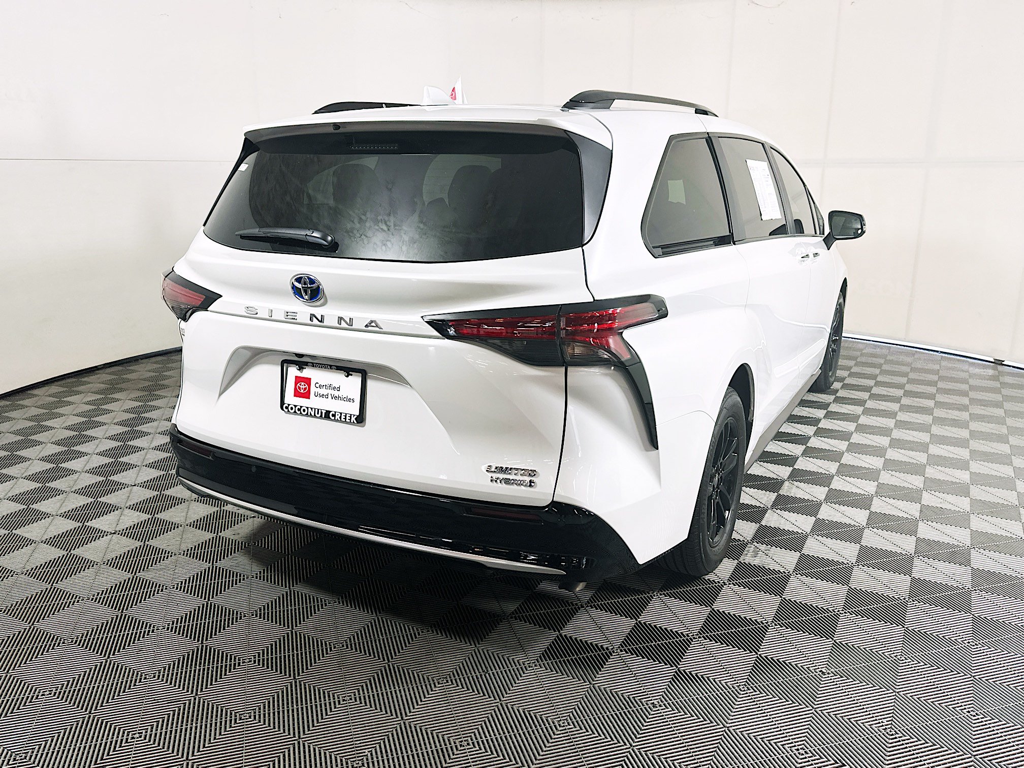 Used 2023 Toyota Sienna Limited FWD image 3