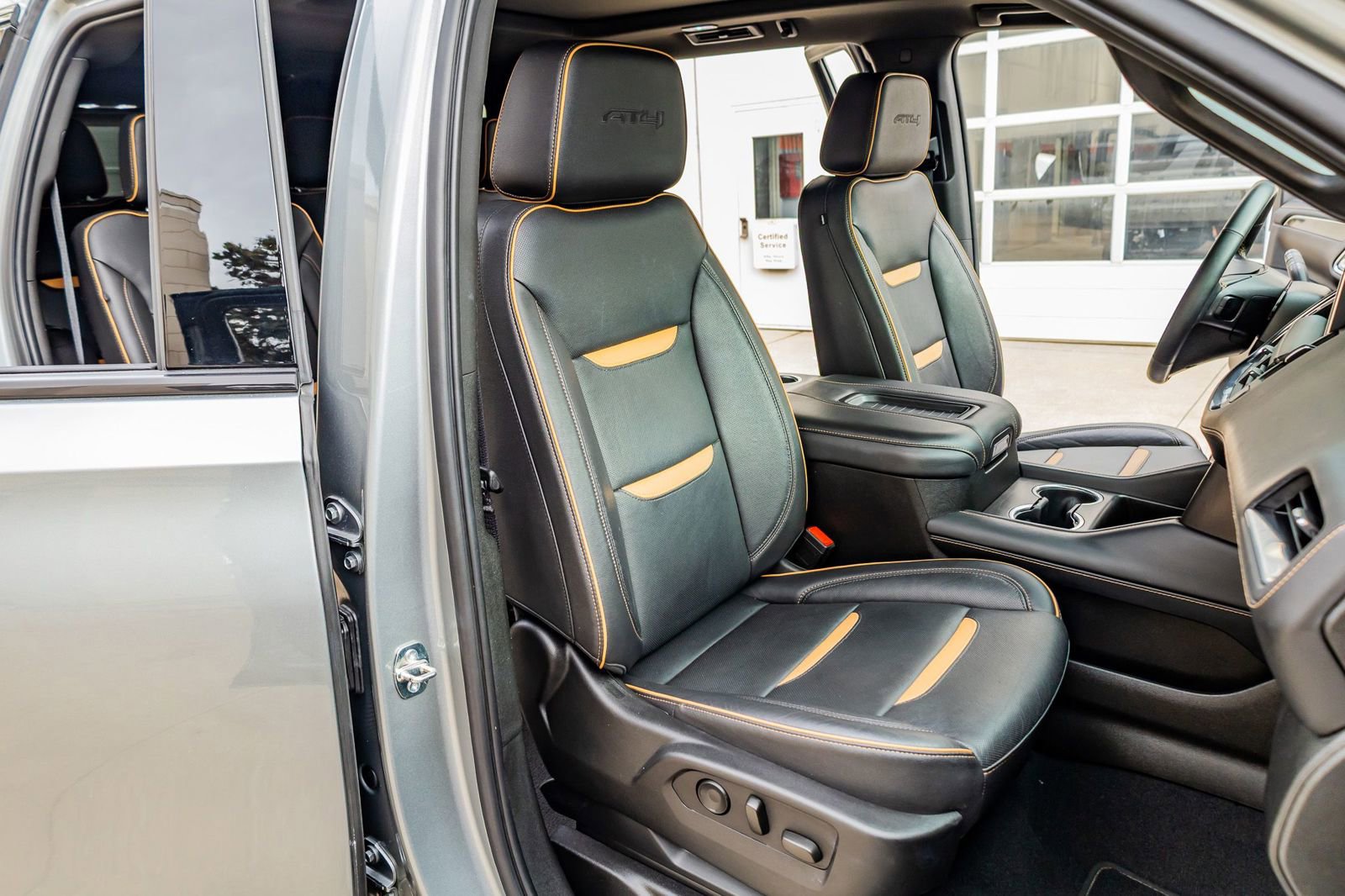 Used 2023 GMC Yukon XL AT4 image 30