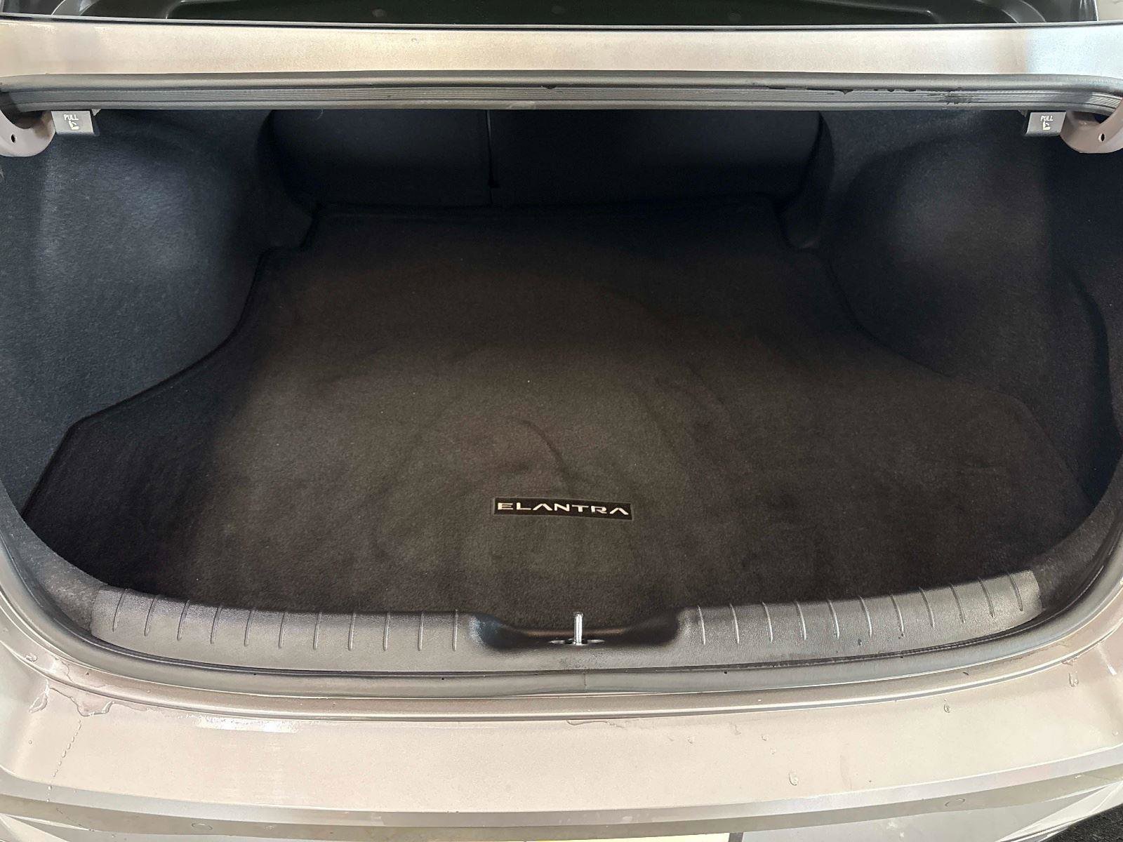 Used 2023 Hyundai Elantra Limited image 30