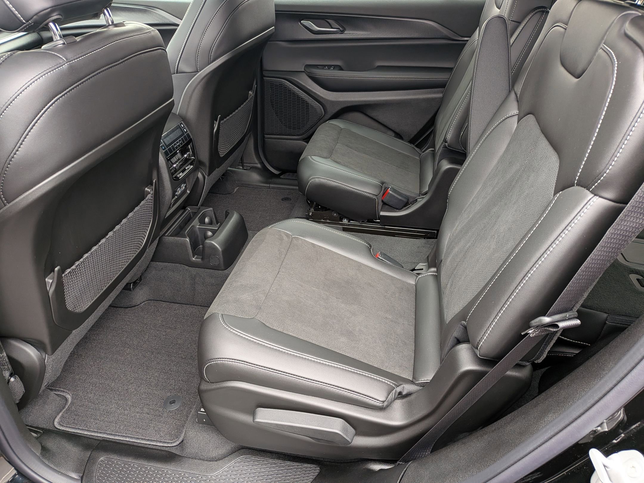 Used 2025 Jeep Grand Cherokee L Altitude RWD image 27