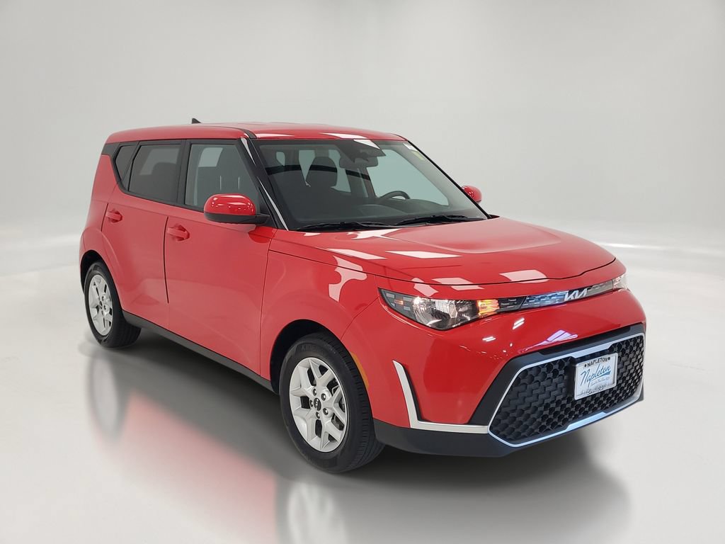 Certified 2025 Kia Soul LX w/ LX Technology Package FWD image 3