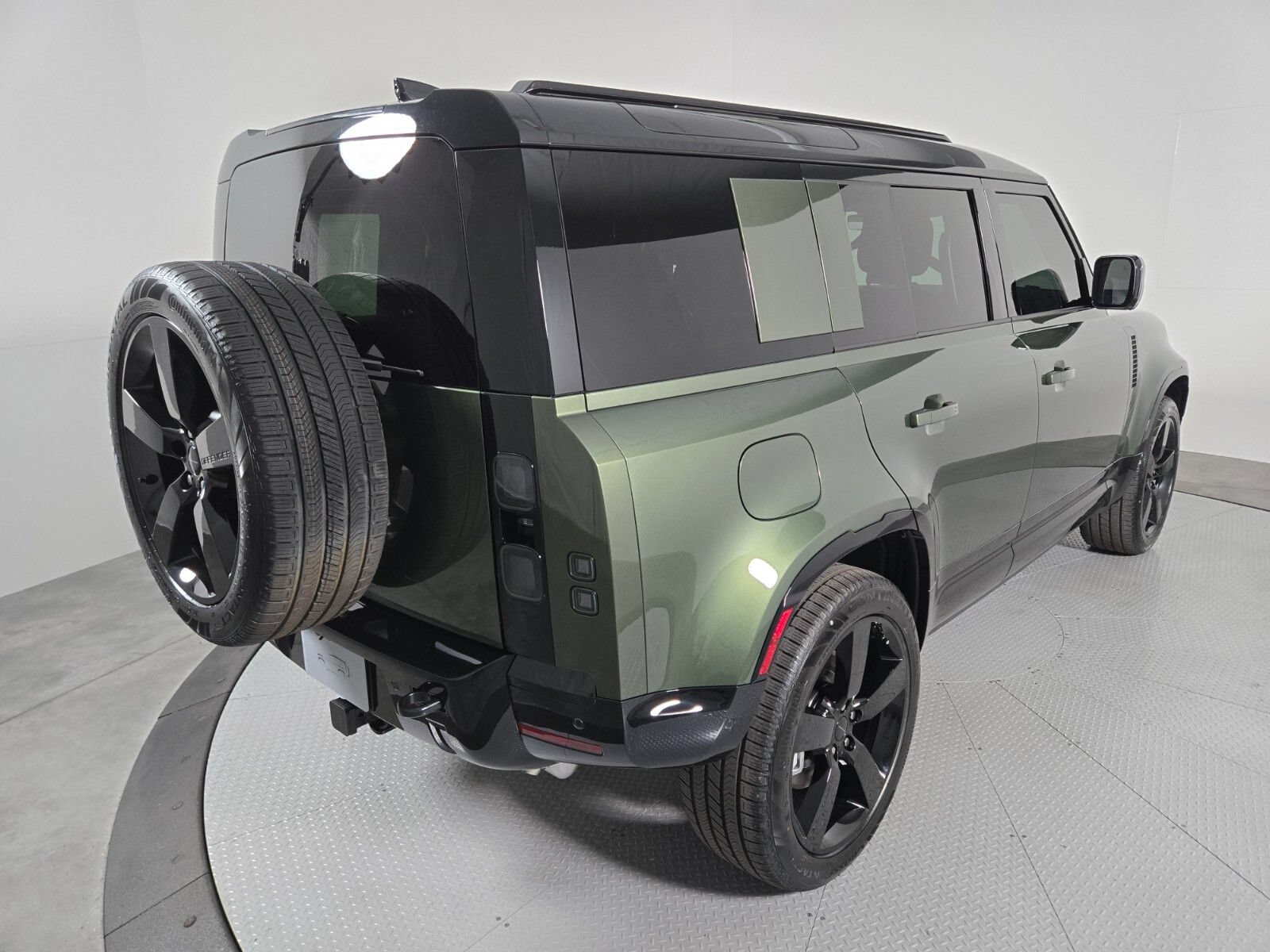 New 2026 Land Rover Defender 110 X-Dynamic SE AWD/4WD image 2