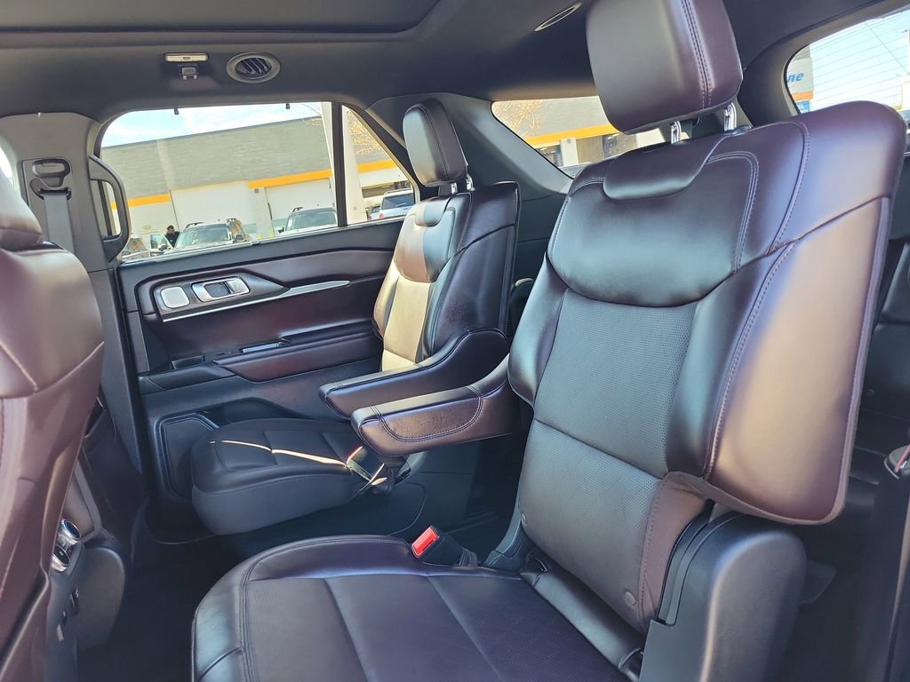 Used 2025 Ford Explorer Platinum image 9