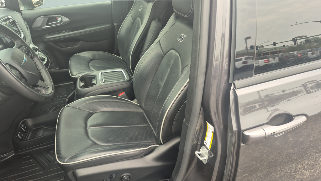 Used 2020 Chrysler Pacifica Limited w/ Advanced Safetytec Group FWD image 21