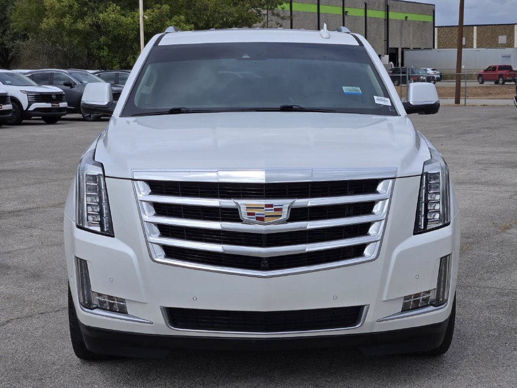 Used 2017 Cadillac Escalade Luxury AWD/4WD image 2