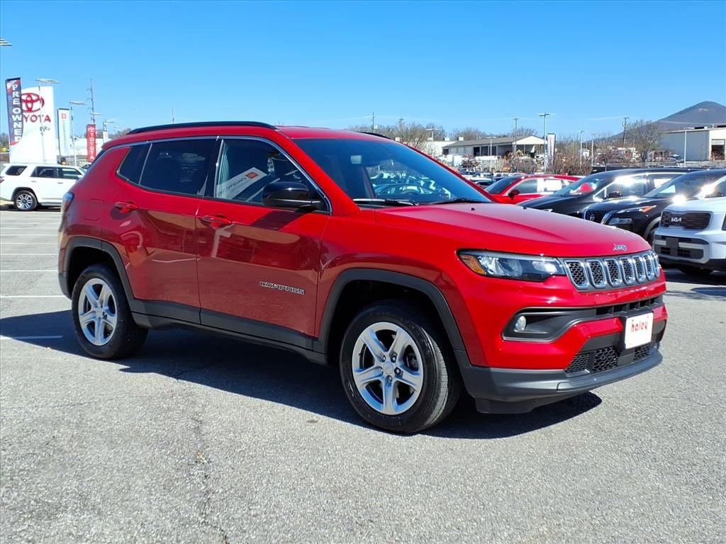 Used 2023 Jeep Compass Latitude image 2