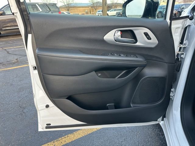 Certified 2024 Chrysler Pacifica Select image 25